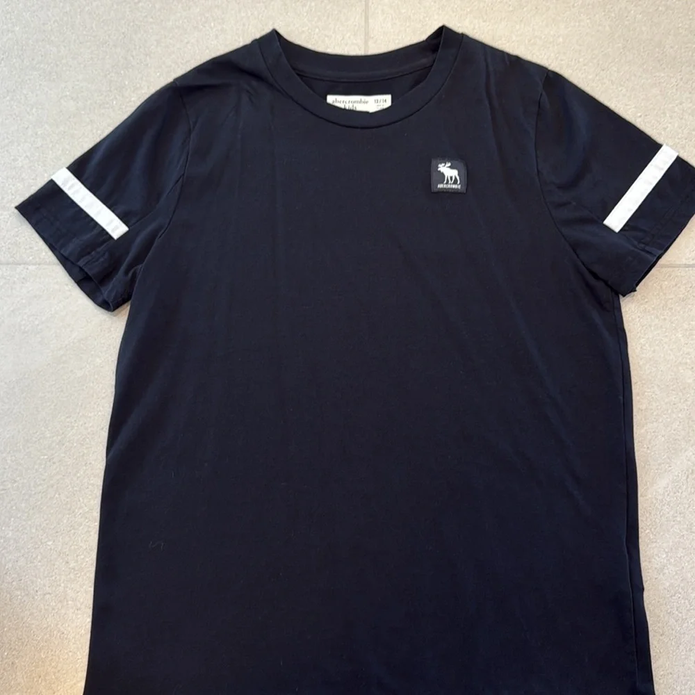 Abercrombie Kids T-Shirt! - Picture 2 of 5